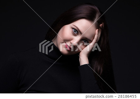 Portrait of woman with leaned head Portrait of woman with leaned head 28186455