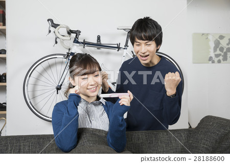 對妻子懷孕感到滿意的丈夫 對妻子懷孕感到滿意的丈夫 28188600