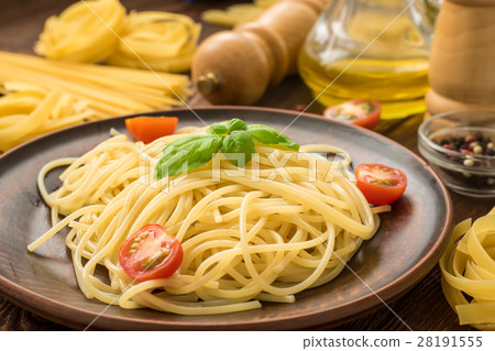 Tasty hot spaghetti with tomatoes and basil 28191555