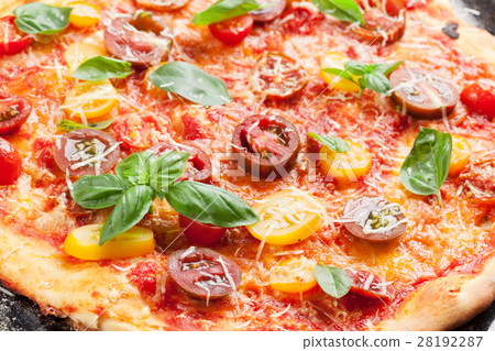 Homemade pizza with tomatoes, mozzarella and basil 28192287