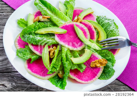 圖庫照片: cos lettuce, avocado, watermelon radish salad