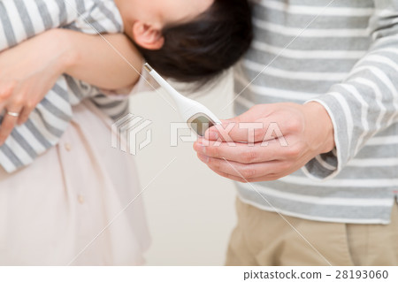 發燒加熱溫度計全家福嬰兒和父母複製空間白背3人家庭 28193060