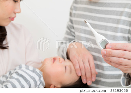 發燒加熱溫度計全家福嬰兒和父母複製空間白背3人家庭 28193066