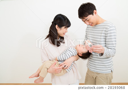 Fever Heating thermometer Family portrait Baby and parents Copy space White back 3 people Family 28193068