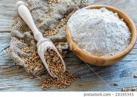 圖庫照片: wholegrain wheat flour in a wooden bowl.