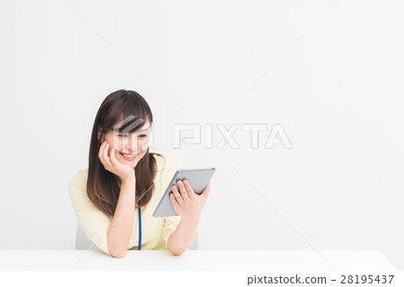 有片劑的一名微笑的婦女 28195437