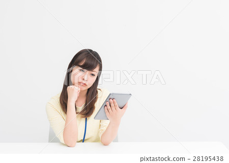 一個拿著平板電腦、表情思考的女人 28195438
