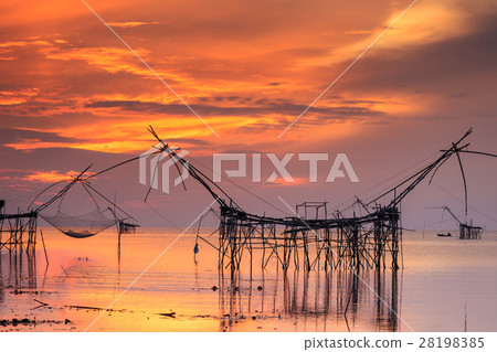 Beautiful sky and sunrise at Pak Pra village, Net fishing place in Phatthalung, Thailand. Beautiful sky and sunrise at Pak Pra village, Net fishing place in Phatthalung, Thailand. 28198385