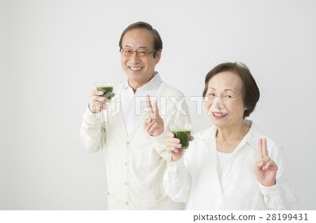 喝綠色汁液的資深夫婦 28199431