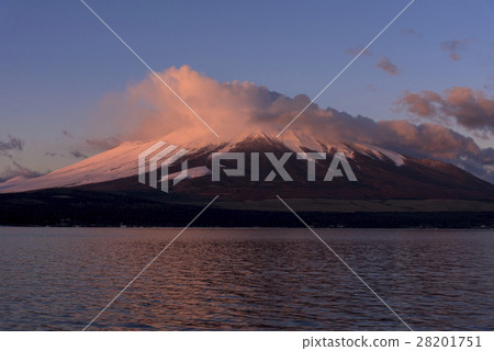 Mt. Fuji which takes a cloud of red clouds from Lake Yamanaka 28201751