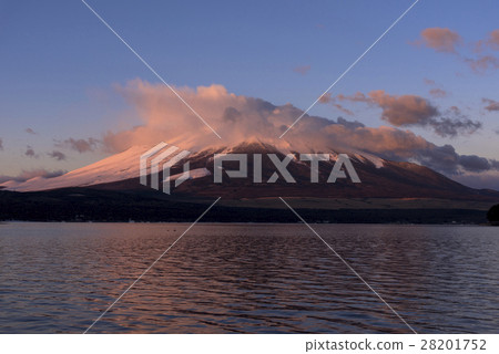 從山中湖帶來一團紅雲的富士山 28201752