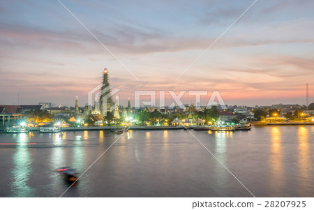 Temple of Dawn pagoda under twilight sky 28207925