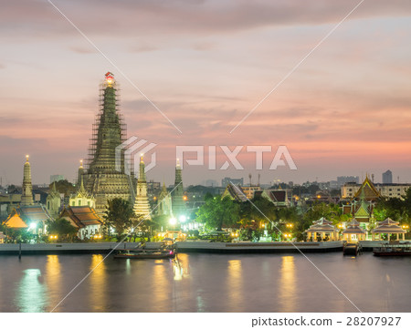 Temple of Dawn pagoda under twilight sky Temple of Dawn pagoda under twilight sky 28207927