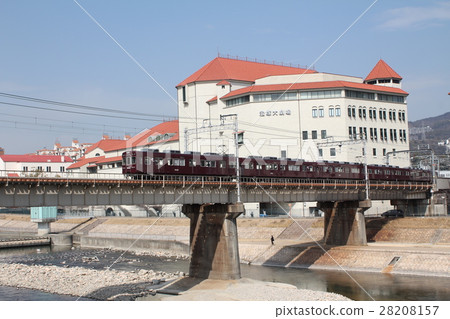 寶塚大劇院和阪急列車 28208157
