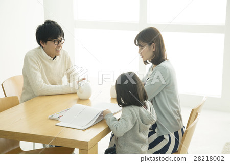 Three families spending at the dining room 28218002