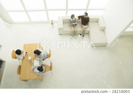 Five family members living in the living room 28218003