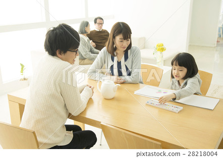 Five family members living in the living room 28218004