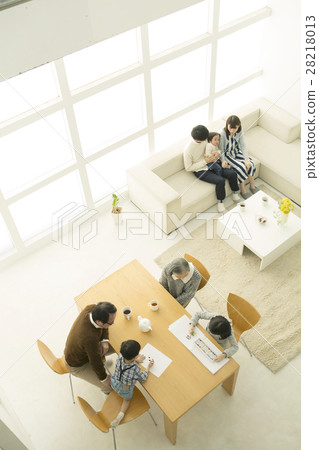 7 people in the living room family 7 people in the living room family 28218013