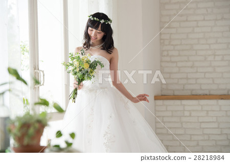 Women in a wedding dress Women in a wedding dress 28218984