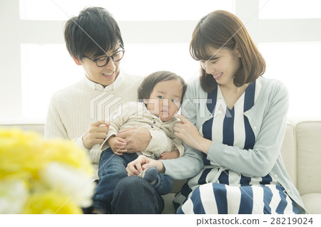 Three families sitting on the sofa 28219024