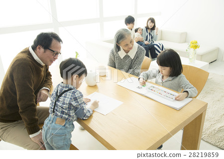 7 people in the living room family 28219859