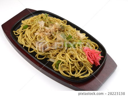Fried noodles with iron dishes 28223138