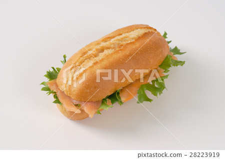 sandwich with smoked salmon 28223919