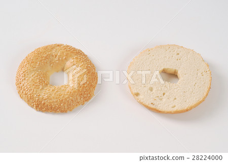 halved sesame bagel 28224000