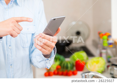 Male smartphone smartphone recipe search dining kitchen kitchen counter kitchen new article water service 28225027