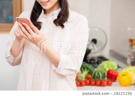 媽媽女性smaho智能手機食譜查尋用餐的廚房廚台廚房 28225156