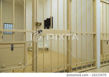 監獄，拘留所，犯罪，逮捕，舉行，監獄，監獄，拘留，罪魁禍首，監獄，欺詐，抓住了，警察，男性，日語 28225670