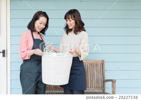 母親和女兒洗 母親和女兒洗 28227138