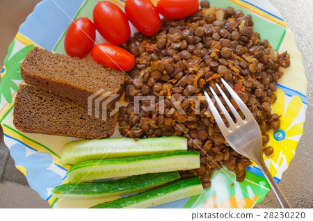 Vegetarian lunch - lentils and fresh vegetables 28230220
