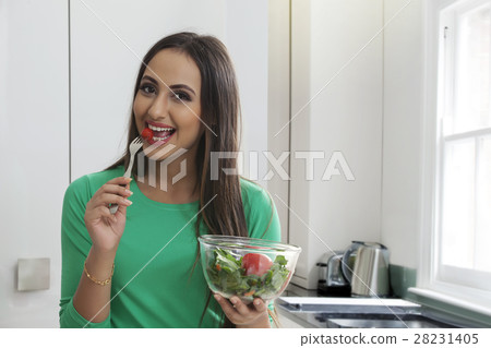 Close-up of a woman eating vegetable salad 28231405