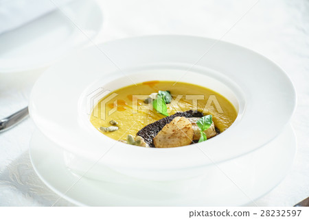 cream soup with scallops 28232597