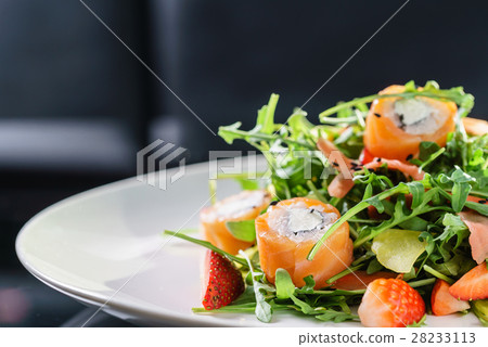 salad with shrimps 28233113