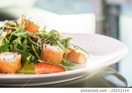 salad with shrimps 28233114