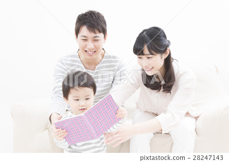年輕的家庭家庭照片三人閱讀 年輕的家庭家庭照片三人閱讀 28247143