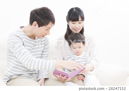 Young family family photos Three people reading Young family family photos Three people reading 28247152