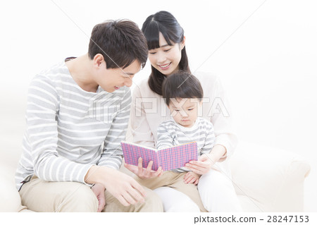 年輕的家庭家庭照片三人閱讀 年輕的家庭家庭照片三人閱讀 28247153