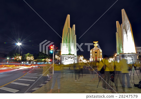 :thai people come to ratchadamnoen in father day :thai people come to ratchadamnoen in father day 28247579