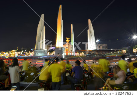 thai people come to ratchadamnoen in father day thai people come to ratchadamnoen in father day 28247623