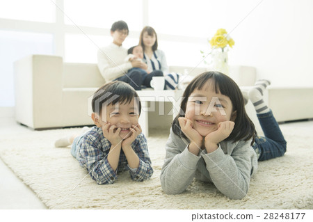 Five children who live in the living room 28248177