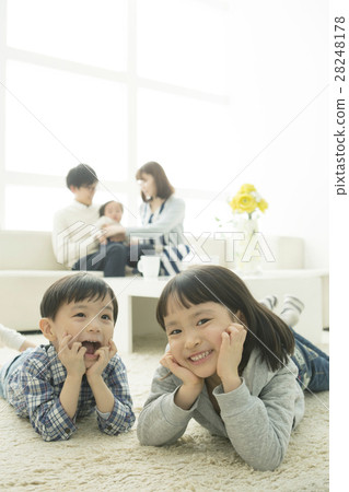 五個孩子住在客廳裡 五個孩子住在客廳裡 28248178