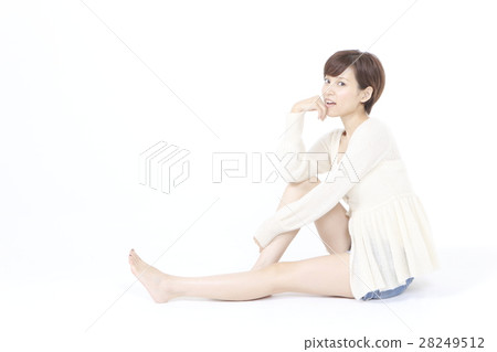 一個放鬆的姿勢的一位小姐 28249512