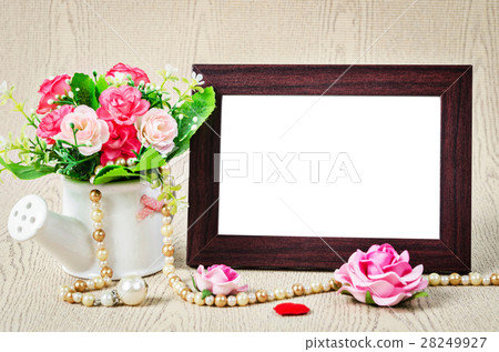 Empty old wooden photho frame with roses. 28249927