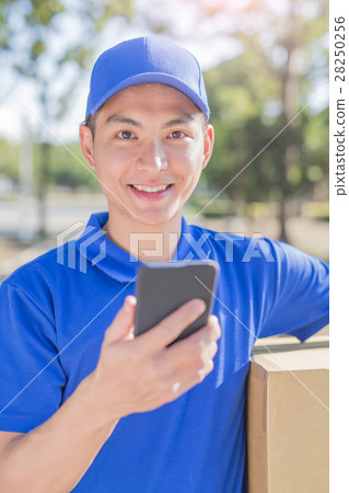 deliveryman talk on phone 28250256