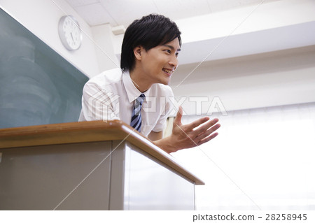 老師老師教室學校類黑板老師教育男性學習學習補習班學校 28258945