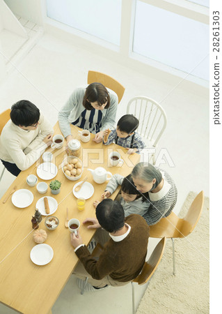 Six members surrounding the table 28261303