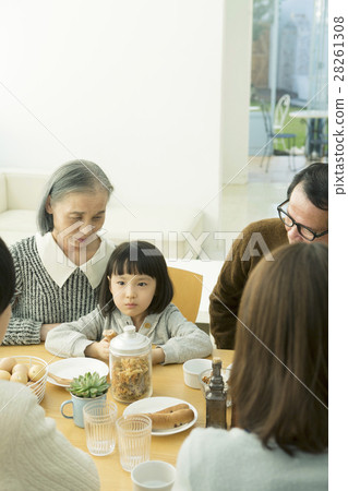 桌子周圍有五個人 桌子周圍有五個人 28261308